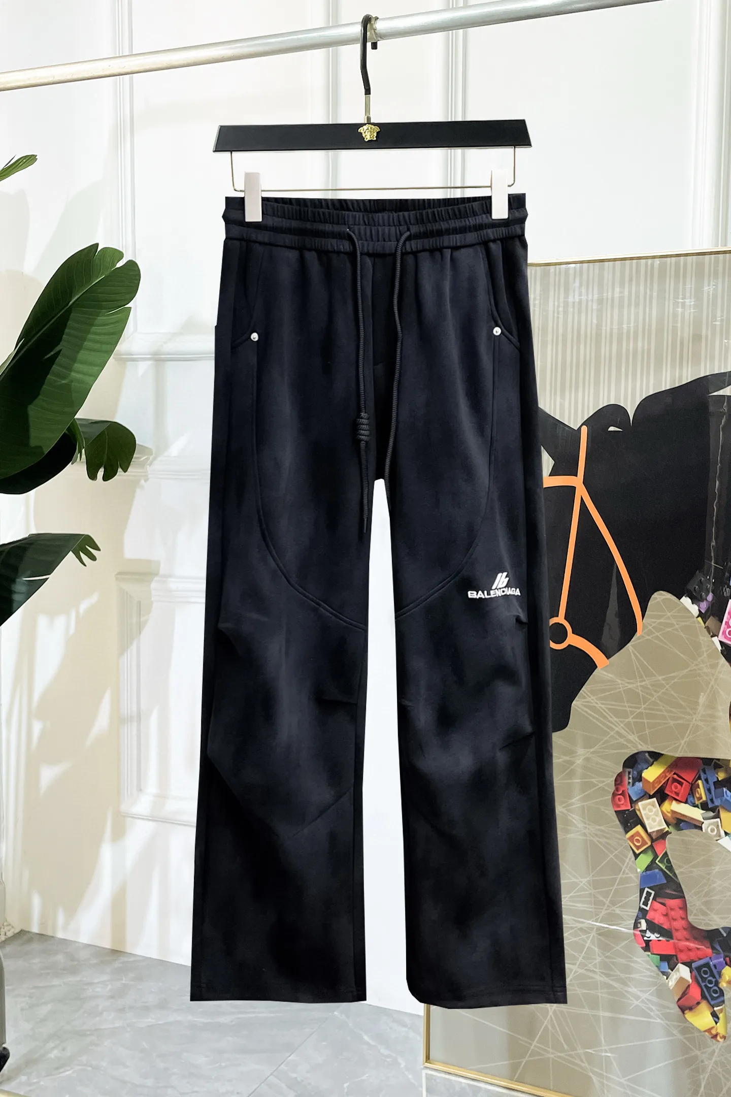 Balenciaga 🆕2026 Autumn and Winter New Arrival Casual Pants! The official website will be released simultaneously. Brand Classic LOGO casual pants, customized fabrics, excellent comfort and strong touch. Highly recognisable, perfect appearance and craftsmanship. Size:M-3XL